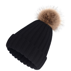 <span class=keywords><strong>Bonnet</strong></span> tricoté d'hiver pour <span class=keywords><strong>femme</strong></span> avec fausse fourrure en peluche Pom Warm 3D brodé Skull Cap pour la plage et les affaires - Product Image 3