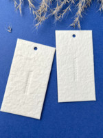 Étiquettes suspendues personnalisées en papier coton de luxe avec cordon ciré coréen, logo gaufré, étiquette tissée double couche pour marques de vêtements