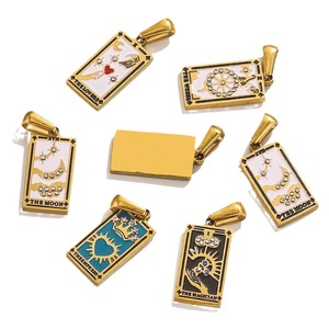 Colgante de Carta del Tarot en Acero Inoxidable con Esmalte y Baño de Oro PVD |   El Mago de la Luna de los Amantes y el Mundo |   Hipoalergénico e Impermeable - Product Image 5