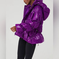Manteau en duvet matelassé à capuche décontracté d'hiver lourd de haute qualité d'usine femmes veste bouffante brillante avec impression de logo vierge personnalisée
