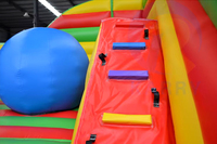 Jeu de sport interactif commercial parcours d'obstacles gonflable sauts et limites obstacle essuyer balle avec ventilateur de Chine