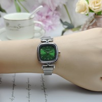 Jam Tangan Wanita Emas Vintage Minimalis Mewah Ringan Kecil Elegan Serbaguna