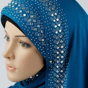 Vente en gros de foulards musulmans bon marché pour femmes, couleurs unies, châle en coton, <span class=keywords><strong>hijab</strong></span> avec strass, hiver, été, printemps, automne, tous les bonnets - Product Image 5