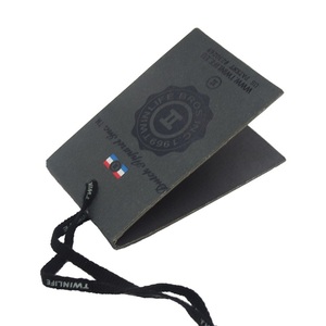 Étiquette suspendue pliée en carton recyclable personnalisée, imprimée UV, en papier de luxe, durable, pour chaussettes, chaussures et votre propre logo - Product Image 3