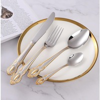 Hoogwaardig retro geëmbossed 18/0 roestvrijstalen bestekset mes lepel vork luxe gouden bestekset voor bruiloft hotel