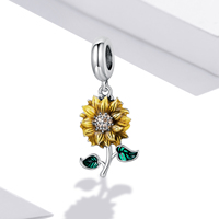 Breloque tournesol plaquée argent avec centre en strass de cristal, feuilles vertes, pendentif floral classique pour cadeau unisexe