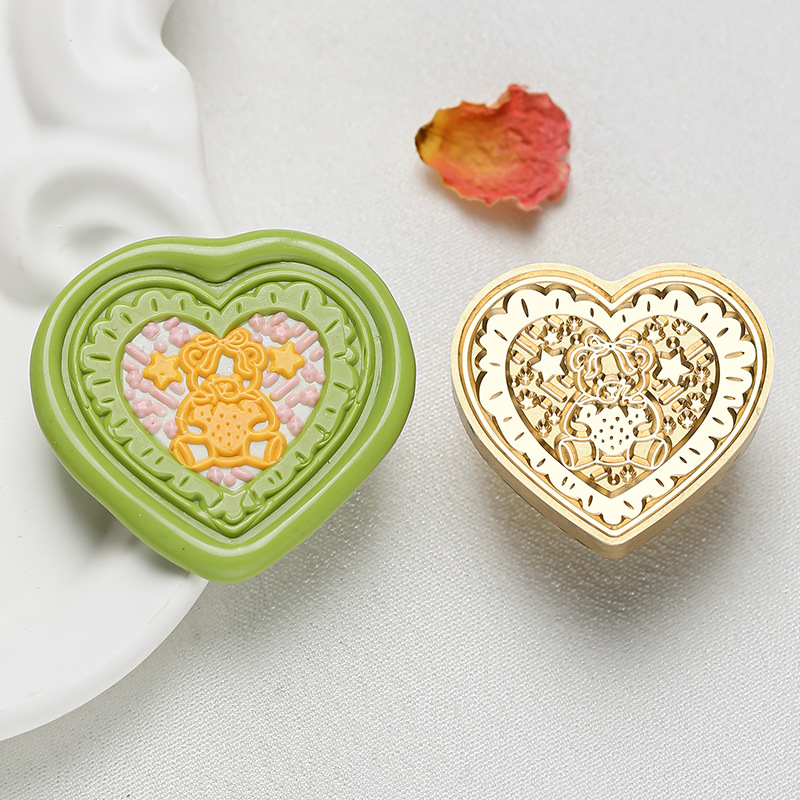 Ours aux fraises (28,2 mm x 25,7 mm)