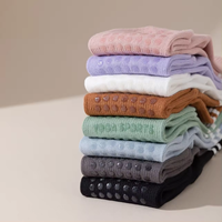 Logo personnalisé Crew Pilates chaussette antidérapante Gym Reformer côtelé antidérapant Pilates Yoga chaussettes pour femmes poignées antidérapantes