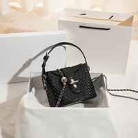 Sacs pour femmes : Nouveau sac seau noir tendance à chaîne avec motifs ondulés ; Sac à bandoulière haut de gamme avec design panier tressé.