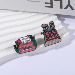 Spille con smalto per macchina da scrivere di fiori di moda i poeti torturati parole ARTMENT mates MATTER spille distintivo regalo di gioielli per amici - Product Image 2