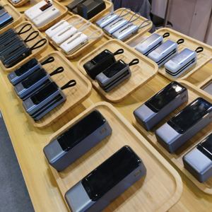 RTS美国笔记本电脑电源银行27000毫安时双快速充电PD 145瓦高功率超薄设计宽发光二极管显示器美国库存免费送货 - Product Image 5