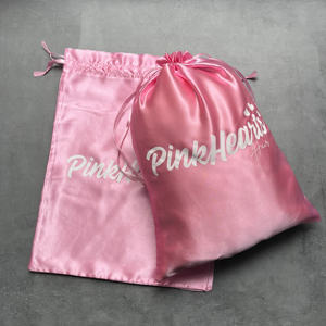 Sacs à cordon en satin rose personnalisés avec impression blanche - Emballage de luxe pour les marques de beauté et de mode - Product Image 2