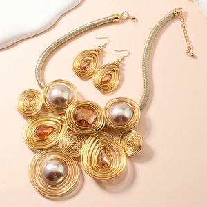 Collar grande hecho a mano, conjunto de pendientes, alambre de aluminio trenzado, cuentas de cristal, nuevo diseño, joyería de moda para mujer, aleación transfronteriza - Product Image 5