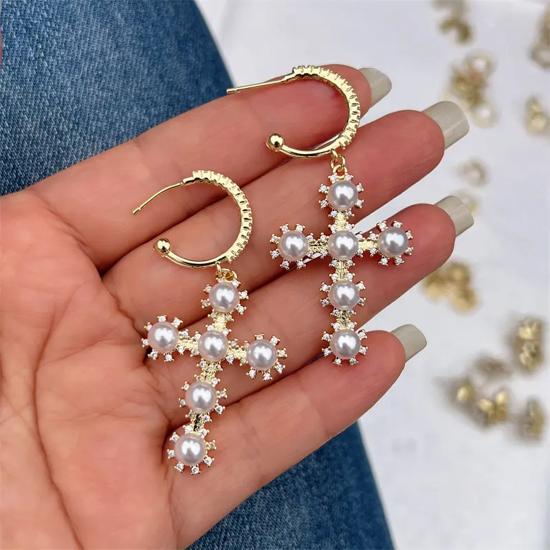 Orecchini pendenti con croce di perle bianche religiose Vintage a forma di croce con inserto di perle placcato oro 24k orecchini moda donna