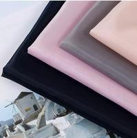 Fabrique de vêtements 100% Polyester Tissu de poches Tissu de doublure en polyester noir à chevrons pour costume Tissu de doublure de poche