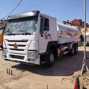 Camion arroseur à moteur robuste HOWO 4X2 réservoir d'eau efficace de 10 mètres cubes composant de pompe à noyau de moteur chinois HOWO 4X2 - Product Image 1