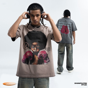 T-shirt Uomo in Cotone Stile Americano Trendy Retrò con Stampa Boxe e Bordi Sfrangiati, Collezione Primavera Estate Lawfoo - Product Image 4