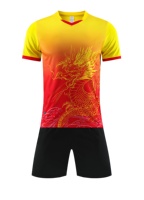Jersey Sepak Bola Cetak Digital Modern Produksi Massal dengan Pakaian Sepak Bola Berkerah V Berkualitas Tinggi, Lengan Pendek, dan Bernapas.