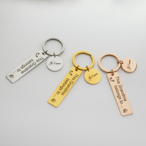 [Exclusivité transfrontalière] Cadeau d'anniversaire DIY : Porte-clés gravés en acier inoxydable plaqué or avec motifs - Product Image 1