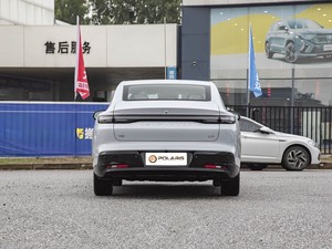 Leapmotor B01 2025 Édition Confort 430, Berline Compacte Purement Électrique Argent Galaxie, Autonomie 430 km (CLTC), Véhicule Électrique pour l'Exportation - Product Image 2