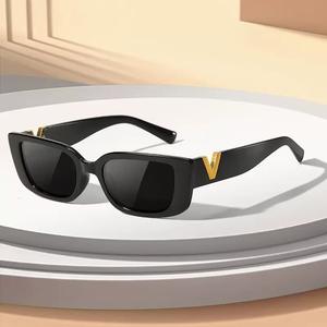 Gafas de Sol Negras con Logotipo V para Mujer, Protección UV400, Montura de PC Tipo 3, Diseño Moderno, Origen Jinhua - Product Image 5