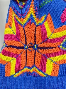 Suéter de mujer casual bohemio tejido por ordenador multicolor con patrón de rombos y logotipo frontal - Product Image 3