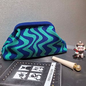 Bolso de Maquillaje con Cierre de Broche y Diseño de Ondas en Zigzag, Gran Capacidad, Tipo Clutch a Rayas, Versátil para Uso Diario - Product Image 4