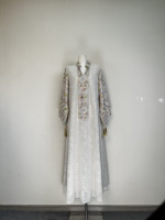 Robe Modeste Musulmane OEM de Luxe Faite à la Main Blanc Beige avec Pompon Doré et Dentelle Élégante Grande Taille pour l'Aïd