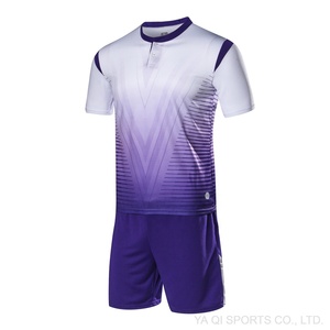 Ensemble d'uniformes de football personnalisés pour hommes et jeunes, maillot de football respirant et kit de shorts pour entraînement ou match - Product Image 1