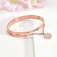 Bracelet jonc ouvert tendance pour femme avec boucle, en acier titane 316L plaqué or rose, incrustation de coquillage, logo personnalisé, vente en gros