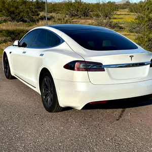 Tesla Model S électrique d'occasion, berline blanche, toit panoramique, écran tactile, sièges en cuir - Product Image 1