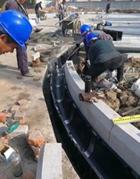 Canal de drainage en HDPE en forme de U, conforme à la norme EN1433, fourni par l'usine, avec plusieurs options de couvercles pour le drainage extérieur