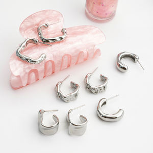 Boucles d'oreilles minimalistes en acier inoxydable plaqué or 18 carats Boucles d'oreilles irrégulières carrées en forme de C - Product Image 6