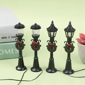 Set di 4 Modelli di Mini Lampioni Natalizi in Plastica, Accessori per Casa delle Bambole, Micro-Paesaggio e Giardino Incantato - Product Image 2