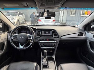 Auto Usado Coreano Plateado 2018, Sedán Mediano Económico de Gas LP, con Asientos Ventilados, para Exportación - Product Image 3