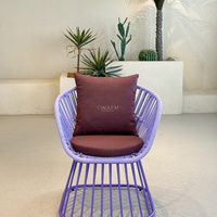 Chaise d'extérieur moderne avec dossier en corde et coussins pour jardin et terrasse