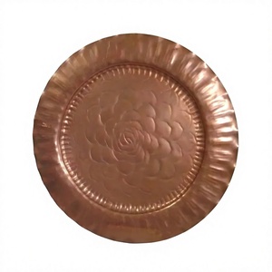 Assiette de présentation ronde en cuivre faite à la main de style vintage avec gravure de rose pour la maison, les mariages et les fêtes - Product Image 5
