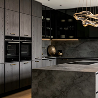 Meuble de cuisine sur mesure en bois gris foncé avec îlot en marbre, armoire en verre LED, ensemble complet de meubles pour projet de villa moderne, vente en gros