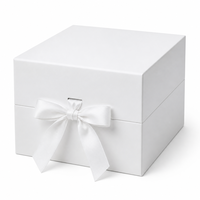 Boîte cadeau magnétique blanche personnalisée avec logo, rabat supérieur, ruban et finition mate, vente en gros et au détail directe usine pour l'approvisionnement de vêtements