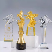 Trophée personnalisé en verre cristal noir avec base artisanale en métal doré, motif cheval doré, gravure laser, pour course hippique, cadeau