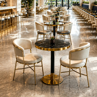 Ensemble table et chaises de restaurant, plateau en marbre noir, chaises en cuir crème, base en métal doré, personnalisable, OEM