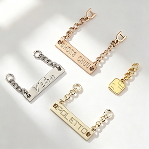 Accesorios de Cadena Metálica de Lujo para Ropa y Bolsos, Etiqueta Metálica para el Cuello con Logotipo de Letra Exclusivo, Adornada con Aleación de Alta Calidad - Product Image 1