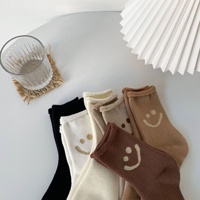 Vente en gros de chaussettes éponge pour le visage souriant Chaussettes pour femmes à friser de couleur unie Chaussettes personnalisées épaisses et chaudes souriantes pour le visage
