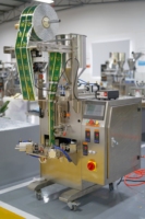 Machine d'emballage liquide automatique pour sachets triangulaires (lait, sauce tomate, confiture de fraises)