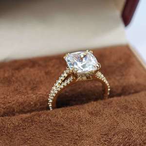 แหวนอัลลอยด์โคบอลต์-โครเมียมชุบทอง 18K รุ่นโมเดิร์นจาก UM Jewelry ขายส่งสำหรับทุกเพศ/ผู้ชาย/ผู้หญิง สวมใส่ได้ทุกวัน ของขวัญวันครบรอบ สไตล์ลำลอง - Product Image 2