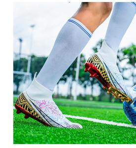Tacos de entrenamiento ligeros de corte alto para hombres y mujeres, botas de fútbol transpirables, tacos FG de malla, zapatos de fútbol antideslizantes para uso diario - Product Image 6