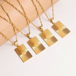 Collier personnalisé pour femme, pendentif en acier inoxydable plaqué or 18 carats, motif soleil gravé, signe du zodiaque, coupe émeraude, tendance, pour soirée - Product Image 2