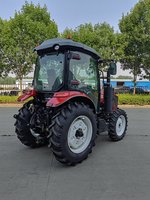 Tracteur agricole 4x4 de 100 CV avec cabine climatisée, châssis robuste, attelage 3 points catégorie II pour l'agriculture