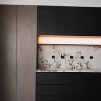 Buffet Senger de luxe avec fond en pierre, contraste grain de bois, éclairage LED personnalisé, meuble bar à sec pour maison moderne