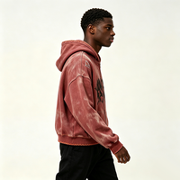 Sweat-shirt vintage rouge délavé à fermeture éclair, motif graffiti Kornit DTG à effets de pinceau, avec strass sur les épaules, style streetwear vieilli